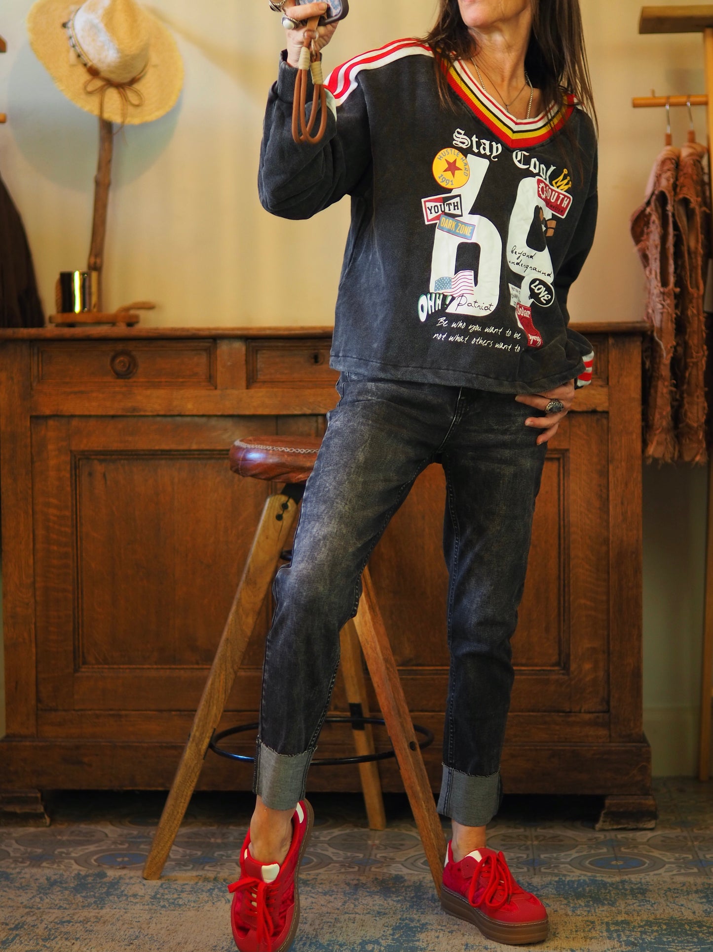 Jeans noir délavé hyper confortable. Taille bien.

Taille 36, 38, 40 et 42.
72,7% Coton 25,8% Polyester 1,5% Elasthanne.

Cathy mesure 1m66 fait un 36 et porte une taille 36.