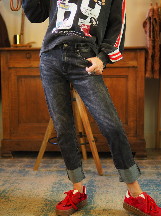 Jeans noir délavé hyper confortable. Taille bien.

Taille 36, 38, 40 et 42.
72,7% Coton 25,8% Polyester 1,5% Elasthanne.

Cathy mesure 1m66 fait un 36 et porte une taille 36.