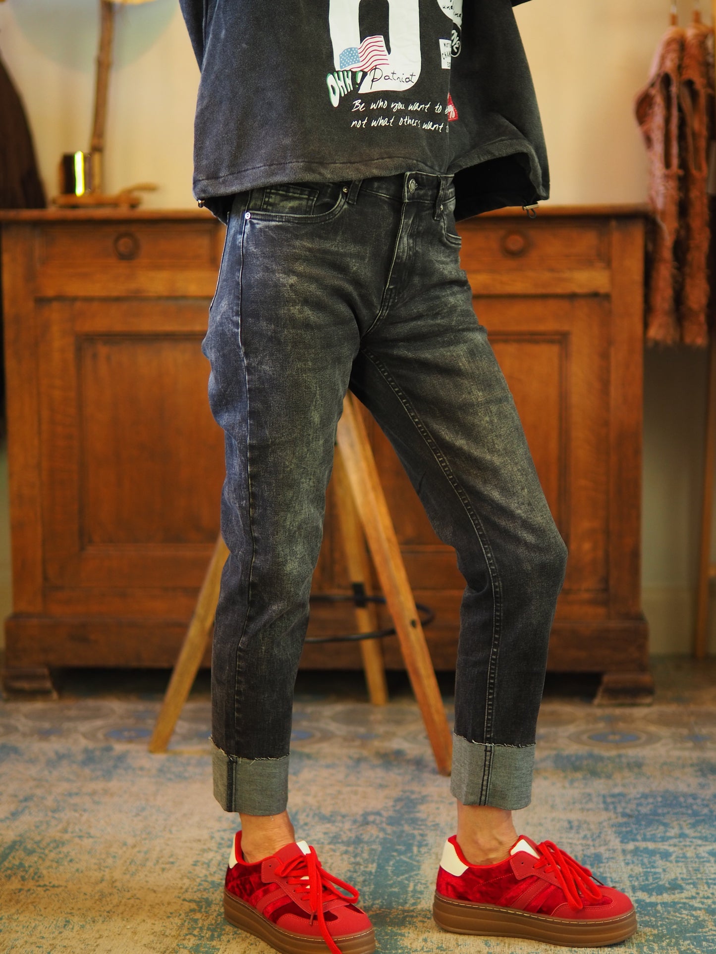 Jeans noir délavé hyper confortable. Taille bien.

Taille 36, 38, 40 et 42.
72,7% Coton 25,8% Polyester 1,5% Elasthanne.

Cathy mesure 1m66 fait un 36 et porte une taille 36.
