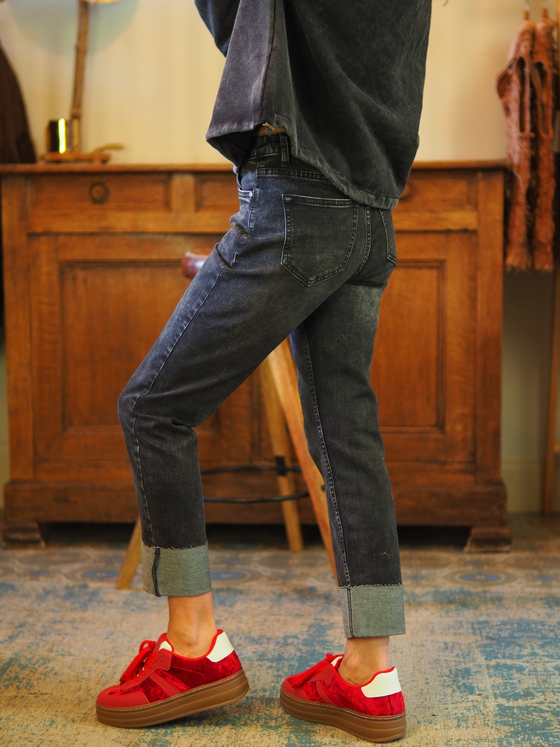 Jeans noir délavé hyper confortable. Taille bien.

Taille 36, 38, 40 et 42.
72,7% Coton 25,8% Polyester 1,5% Elasthanne.

Cathy mesure 1m66 fait un 36 et porte une taille 36.