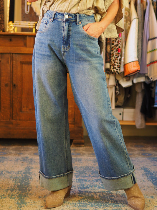 Jeans taille haute avec revers dans le bas. Peux également se porter sans les revers. Taille bien.

98% Coton 2% Polyester.
Taille XS-34/36 S-36/38 et M-38/40 L-40/42