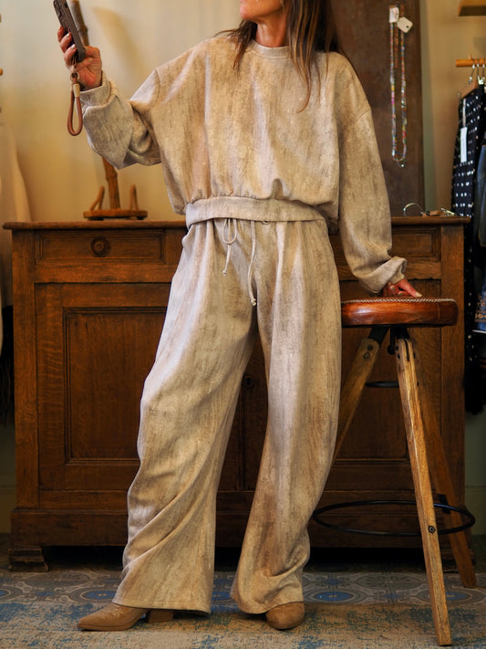 Pantalon jog forme Balloon beige/taupe. 2 poches cotés.

Taille S/M-36/40 M/L-40/44
84% Polyester 11% Viscose.