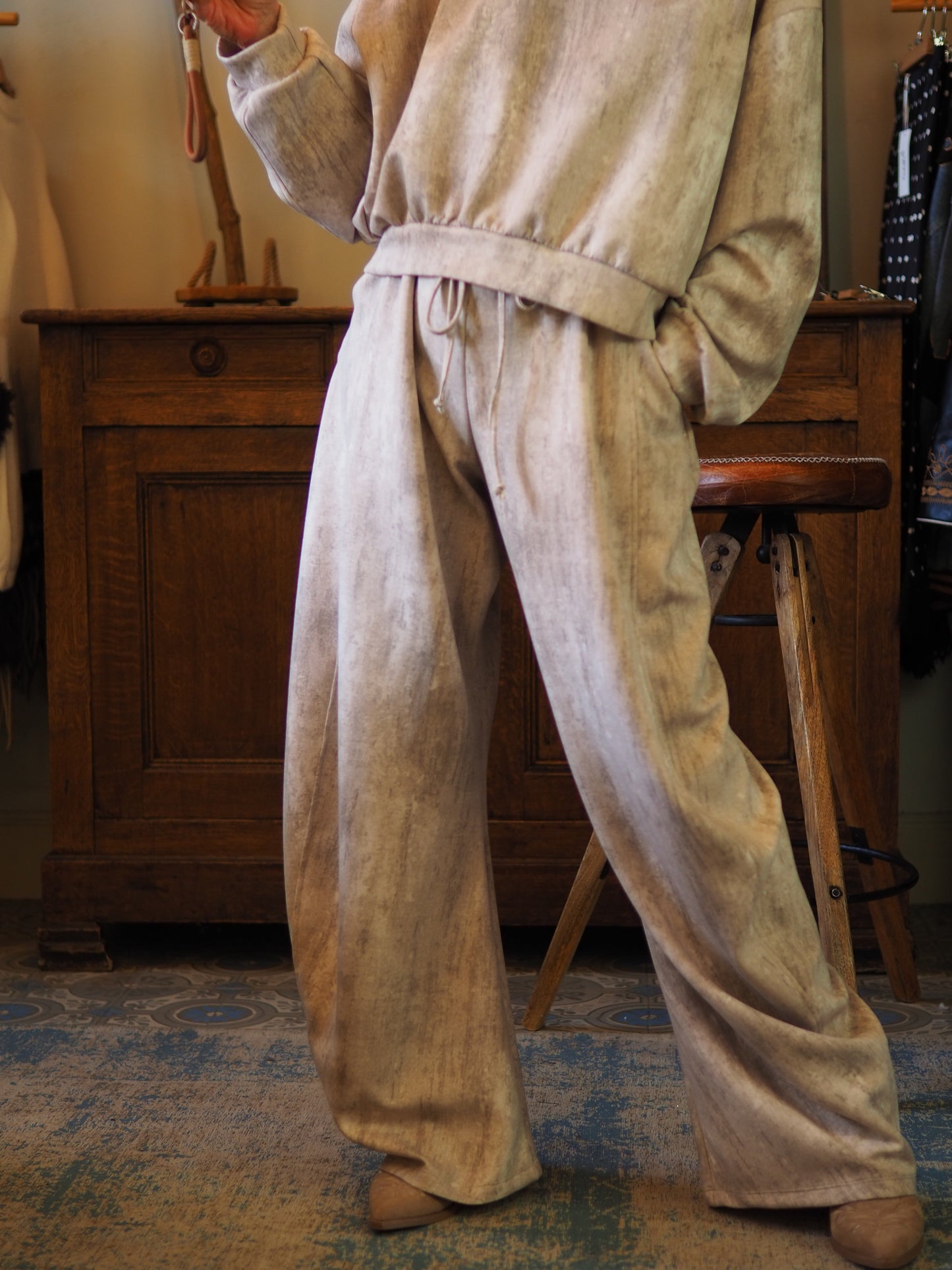Pantalon jog forme Balloon beige/taupe. 2 poches cotés.

Taille S/M-36/40 M/L-40/44
84% Polyester 11% Viscose.