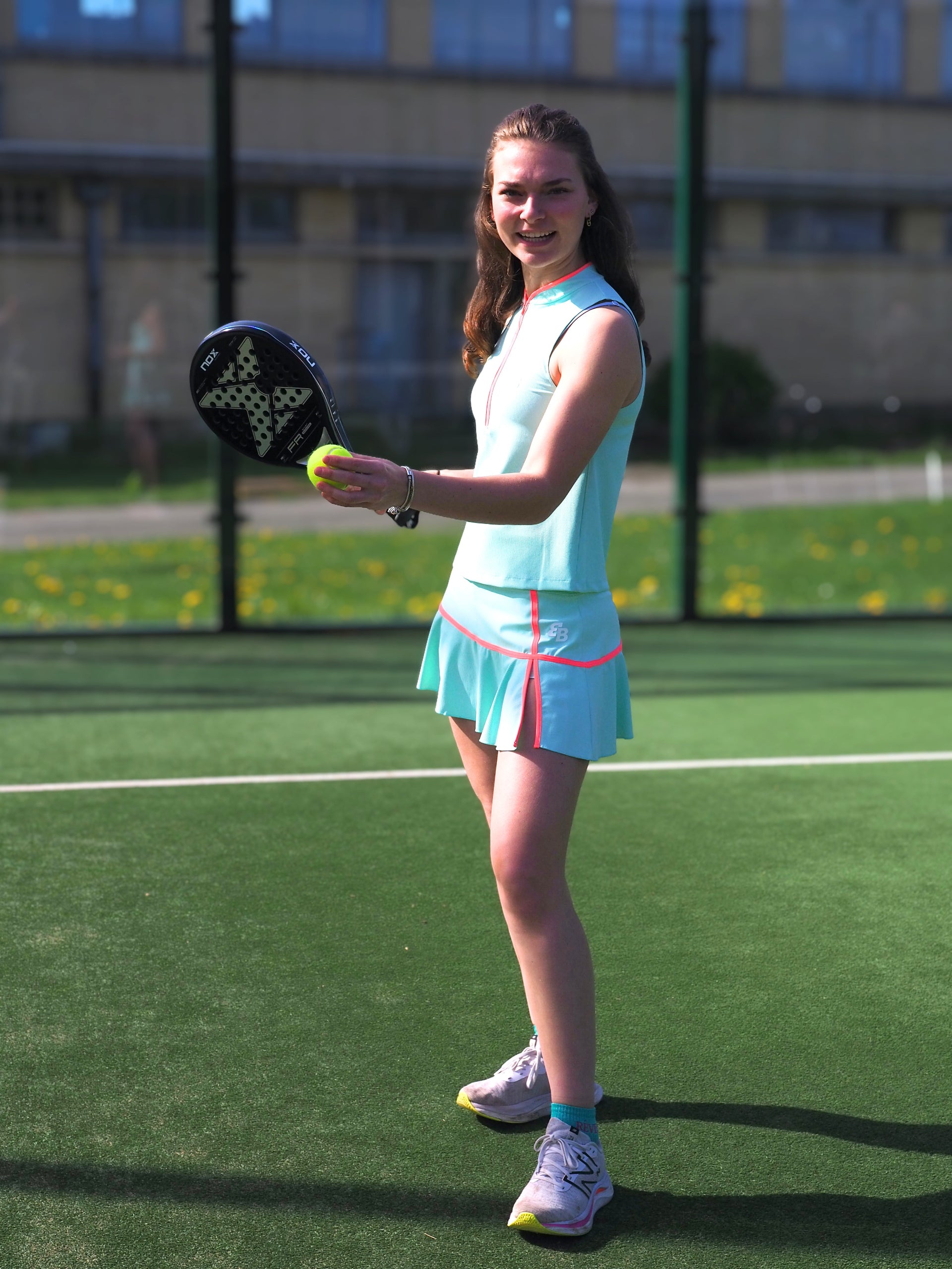 Taille S/36 M/38 L/40 XL/42

Composition : 88% Nylon 12% Spandex.
Salomé mesure 1m66 fait un 36 et porte la taille S.

Magnifique jupe de Padel vert d'eau avec liseret orange. Petite fente sur le coté. Shorty en dessous.