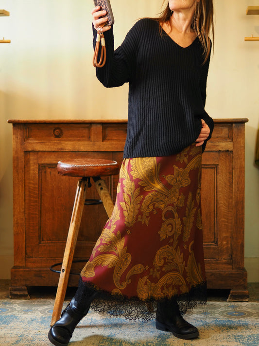 Splendide jupe bordaux et camel avec bord dentelle noire. Taille élastique.

Taille M/L convient du 36 au 40. 
100% Viscose.
Tour de taille max 104cm.