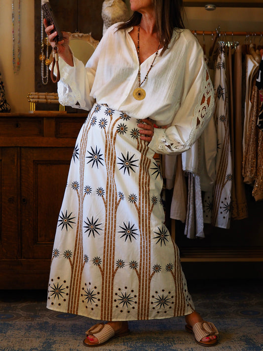 Jupe écru avec broderies camels et noires. Elle est doublée. Fermeture tirette. Taille petit. Une pépite.. 

100% Coton.
Taille S/34 M/36 et L/38.
 Tour de taille du S : 70cm
Tour de taille du M : 73cm
Tour de taille du L : 76cm