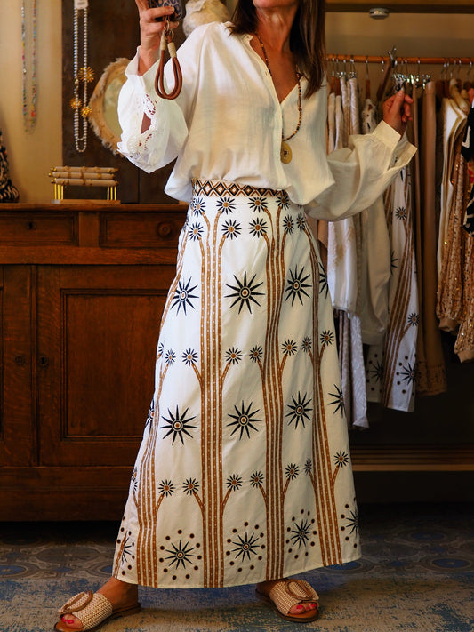 Jupe écru avec broderies camels et noires. Elle est doublée. Fermeture tirette. Taille petit. Une pépite.. 

100% Coton.
Taille S/34 M/36 et L/38.
 Tour de taille du S : 70cm
Tour de taille du M : 73cm
Tour de taille du L : 76cm
