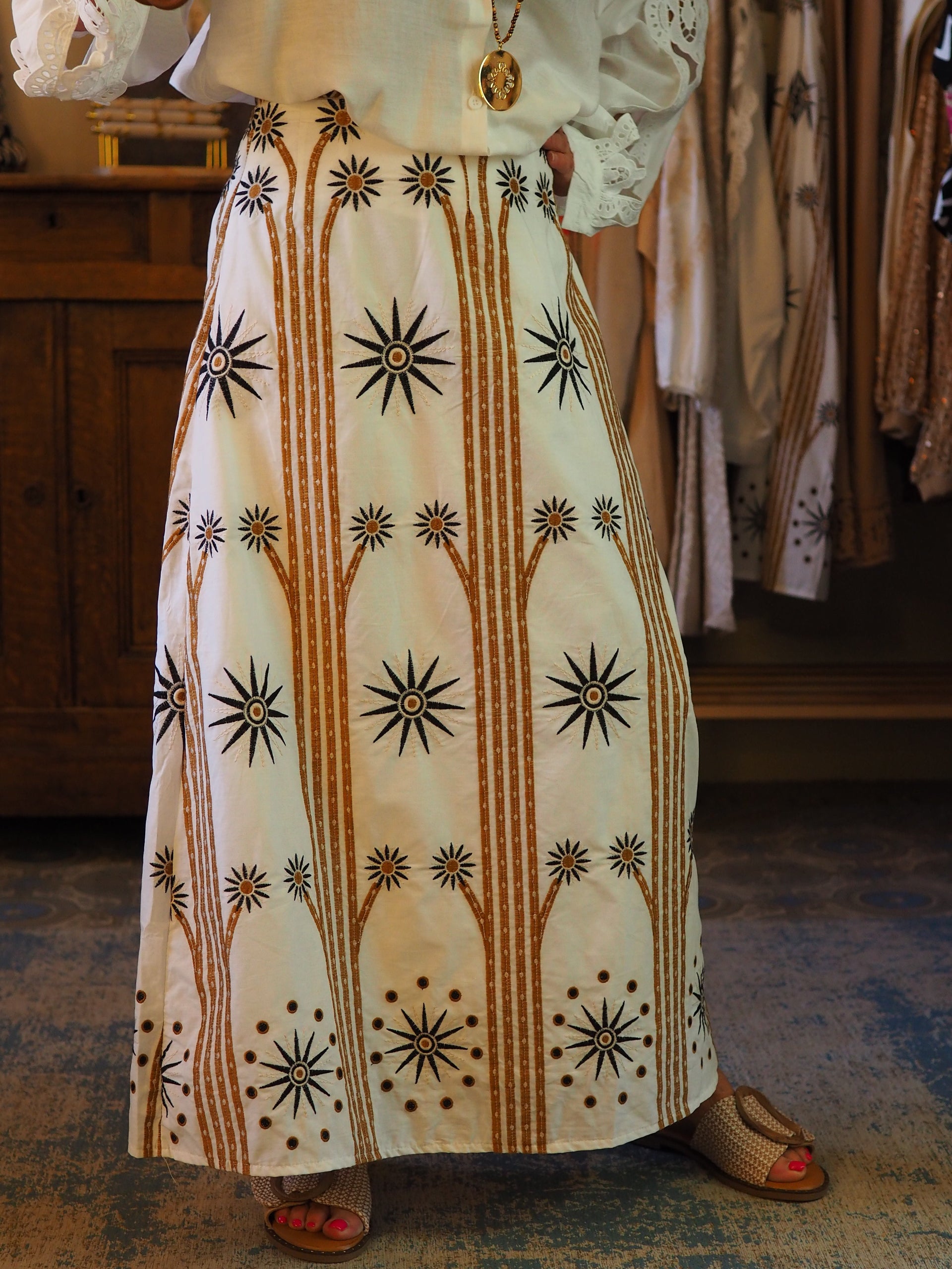 Jupe écru avec broderies camels et noires. Elle est doublée. Fermeture tirette. Taille petit. Une pépite.. 

100% Coton.
Taille S/34 M/36 et L/38.
 Tour de taille du S : 70cm
Tour de taille du M : 73cm
Tour de taille du L : 76cm