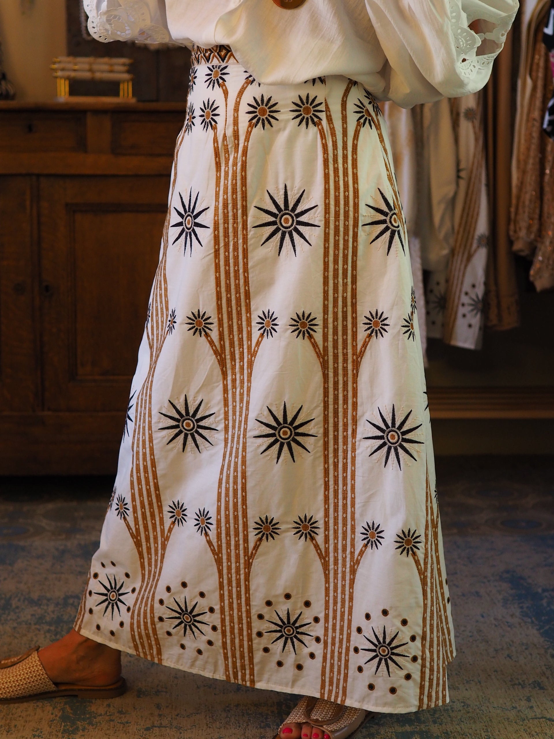 Jupe écru avec broderies camels et noires. Elle est doublée. Fermeture tirette. Taille petit. Une pépite.. 

100% Coton.
Taille S/34 M/36 et L/38.
 Tour de taille du S : 70cm
Tour de taille du M : 73cm
Tour de taille du L : 76cm