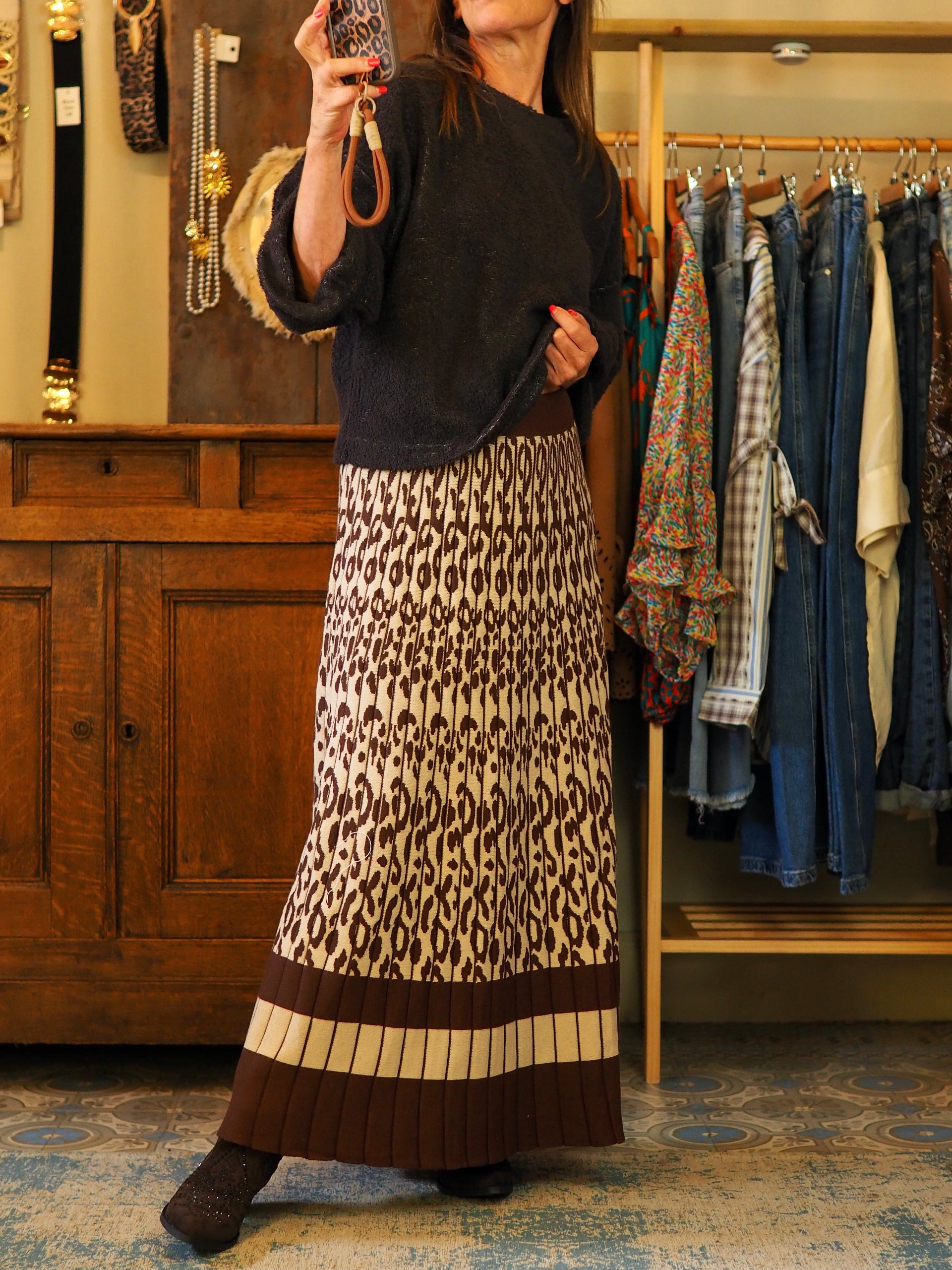 Jupe effet lainage bien épaix dans les tons marrons. Taille élastique.

Taille unique convient du 36 au 40.
100% Viscose.
Tour de taille maximum 84cm Longueur jupe 95cm.