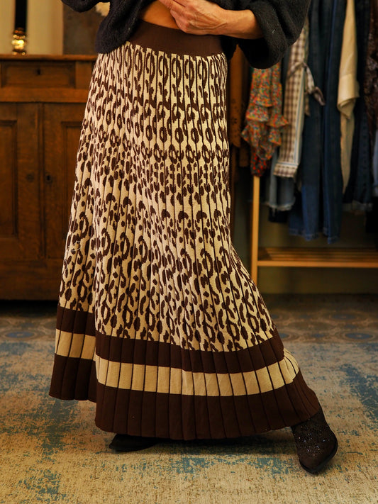 Jupe effet lainage bien épaix dans les tons marrons. Taille élastique.

Taille unique convient du 36 au 40.
100% Viscose.
Tour de taille maximum 84cm Longueur jupe 95cm.