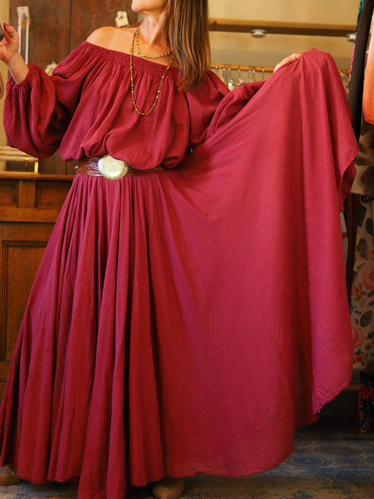 Jupe bordeaux, hyper ample. Taille élastique. Doublée jusqu'au dessus du genou. Magnifique avec la blouse Ava.

100% Coton.
Taille unique convient du 36 au 40/42.