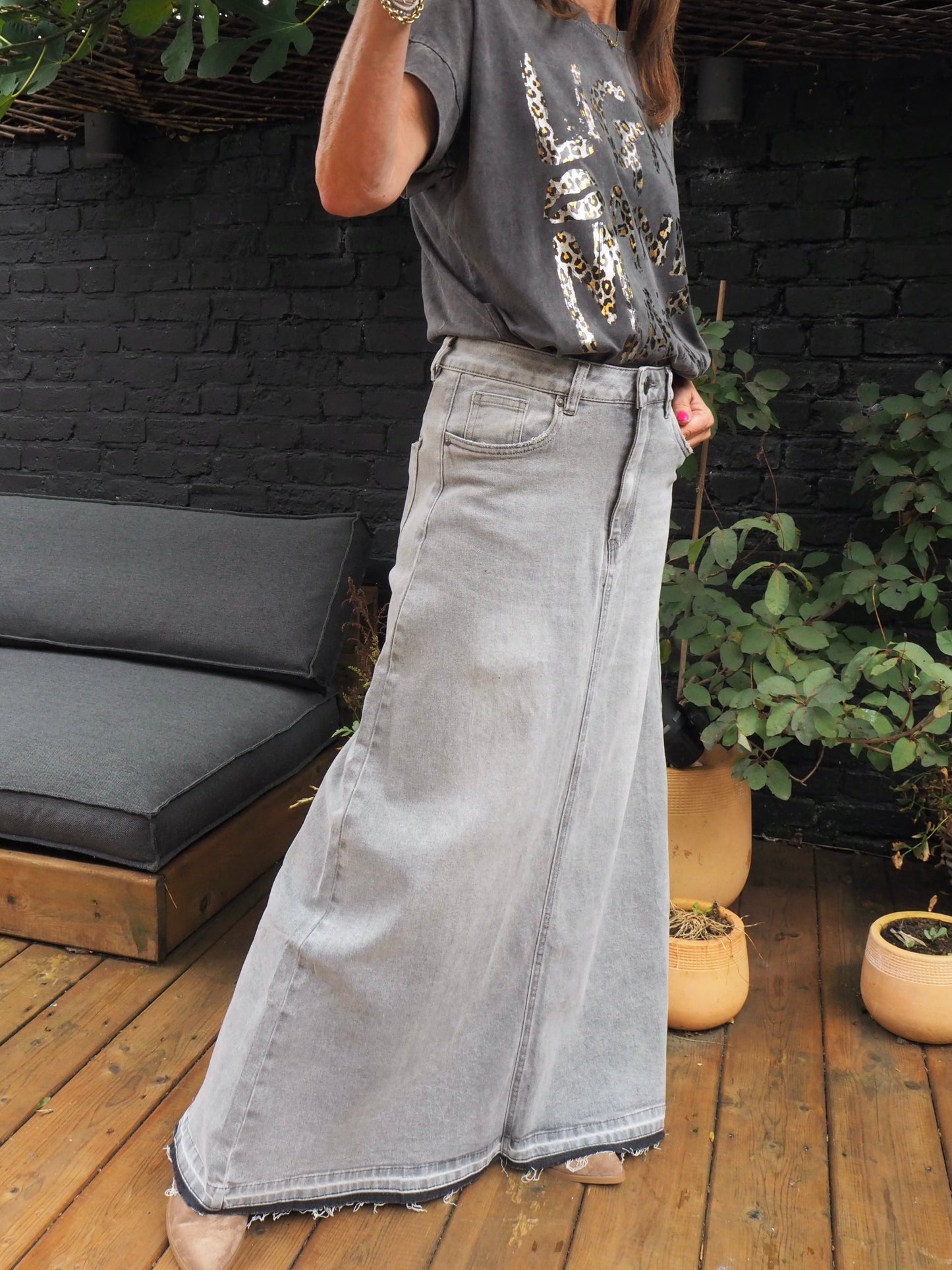 Jupe longue en jeans gris Toxik3. Effilochée dans le bas. Taille grand.

68% Coton 28% Polyester 3% Viscose 1% Elastane.
Taille S/36 M/38 L/40