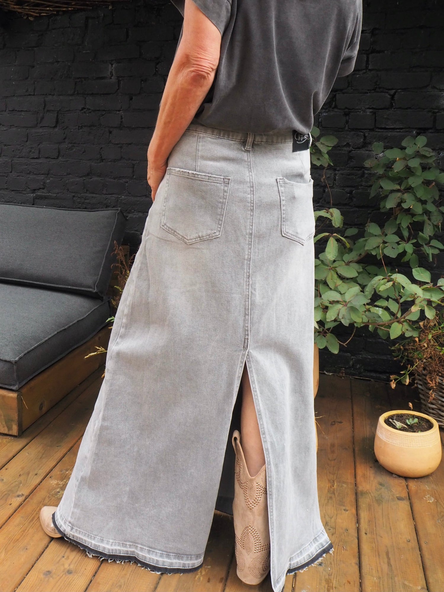 Jupe longue en jeans gris Toxik3. Effilochée dans le bas. Taille grand.

68% Coton 28% Polyester 3% Viscose 1% Elastane.
Taille S/36 M/38 L/40