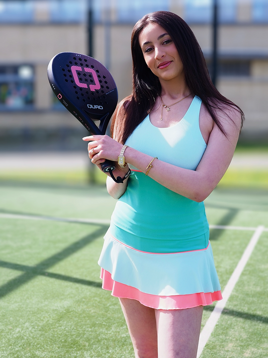 Taille S/36 M/38 L/40 XL/42

Composition : 88% Nylon 12% Spandex.
Yasmine mesure 1m66 fait un 38 et porte la taille M.

Magnifique jupe de Padel vert d'eau, orange et vert plus soutenu avec liseret orange.&nbsp; Shorty en dessous.