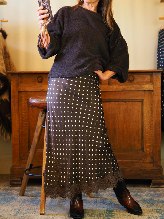 Jupe satin marron à pois blanc. Taille élastique, dentelles dans le bas.

Taille S/36 M/38 
100% Viscose