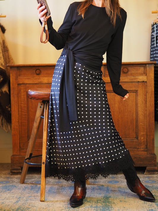Jupe satin noire à pois blanc. Taille élastique, dentelles dans le bas.

Taille S/36 M/38 L/40
100% Viscose