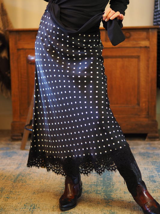 Jupe satin noire à pois blanc. Taille élastique, dentelles dans le bas.

Taille S/36 M/38 L/40
100% Viscose