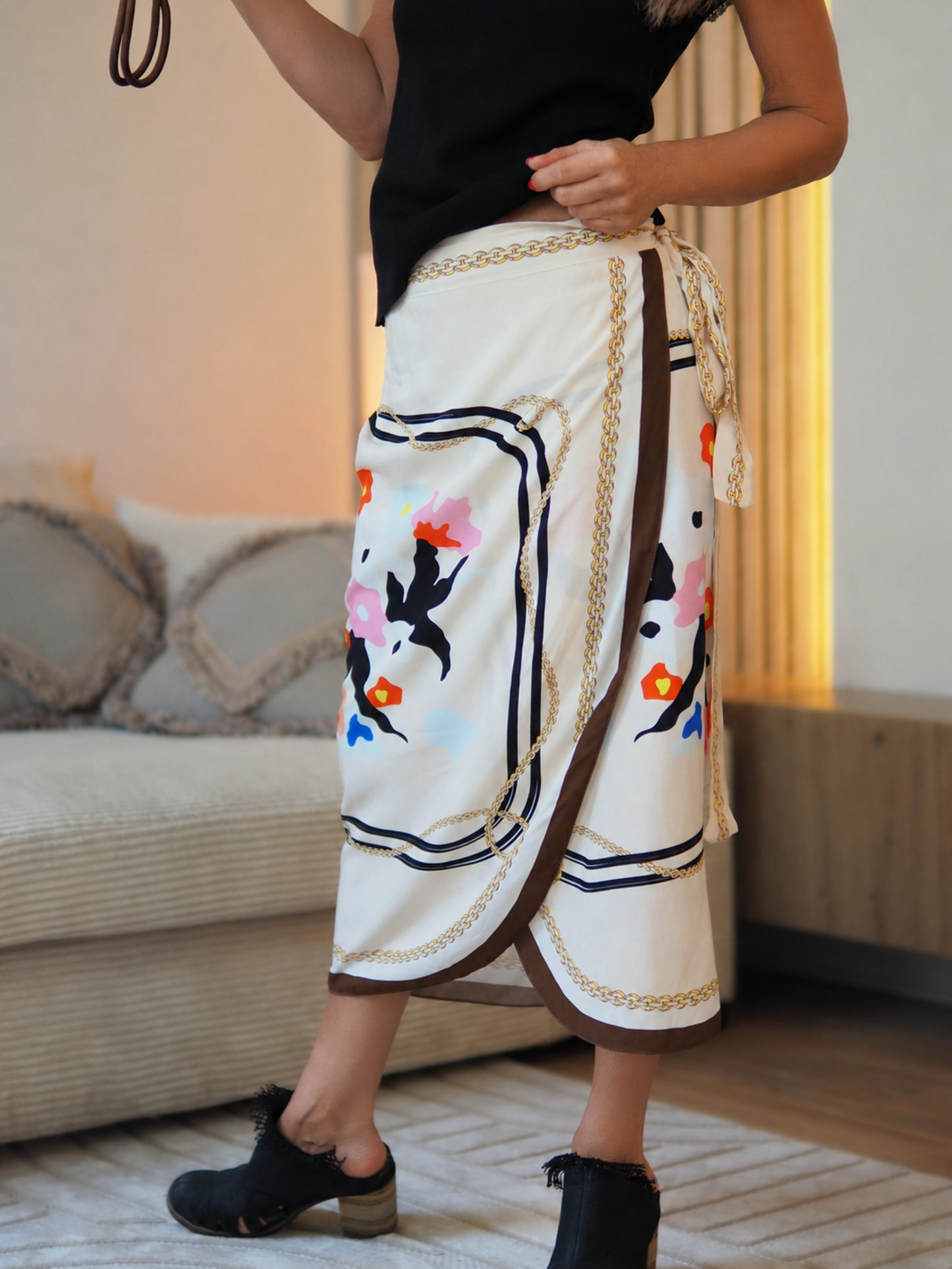 Taille unique convient du 36 au 42

Mesures : Longueur de la jupe ouverte 112cm.
Composition : 100% Viscose
Cathy mesure 1m66 fait un 36 et porte une taille unique.


Magnifique jupe portefeuille.