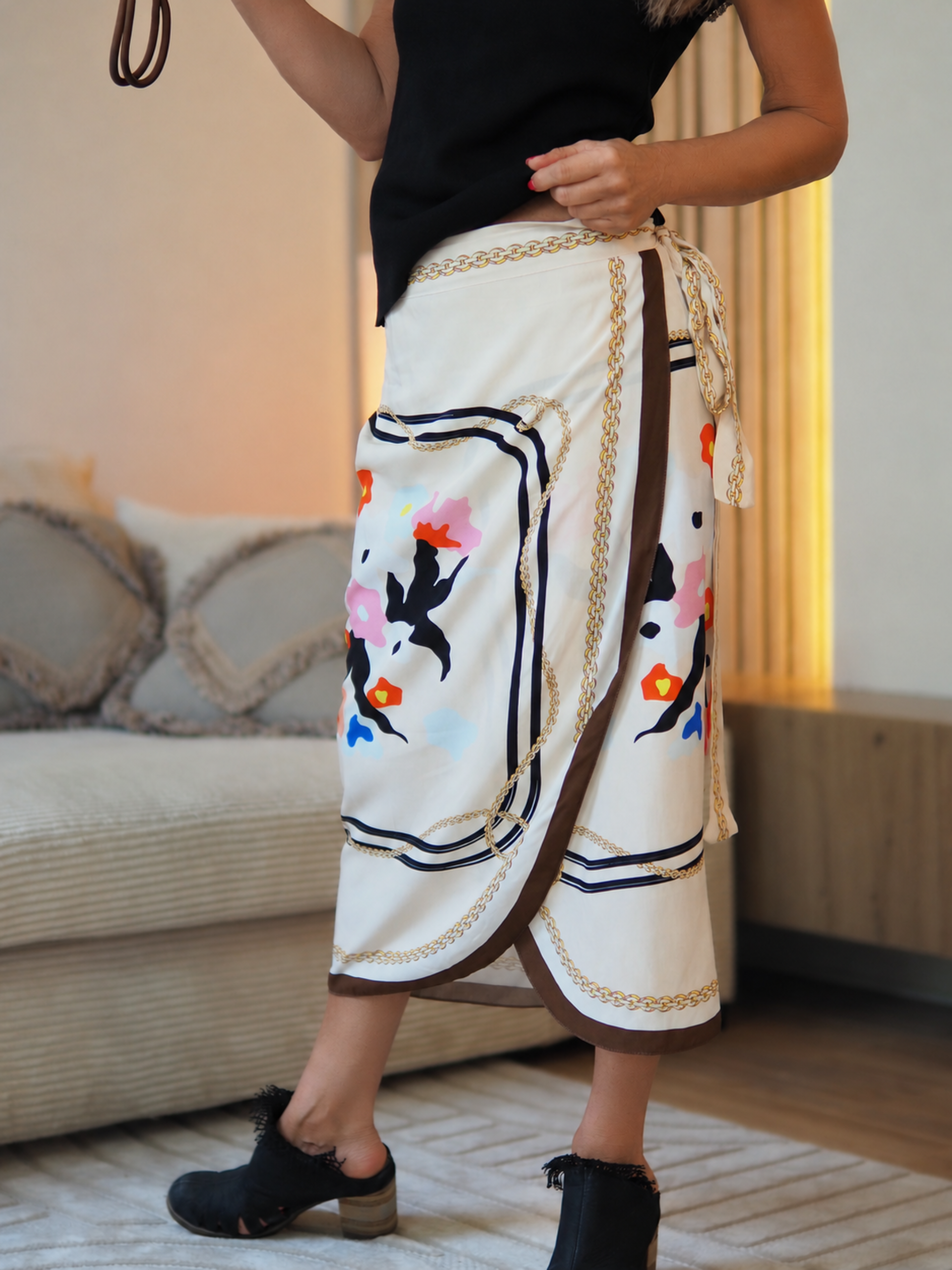 Taille unique convient du 36 au 42

Mesures : Longueur de la jupe ouverte 112cm.
Composition : 100% Viscose
Cathy mesure 1m66 fait un 36 et porte une taille unique.


Magnifique jupe portefeuille.