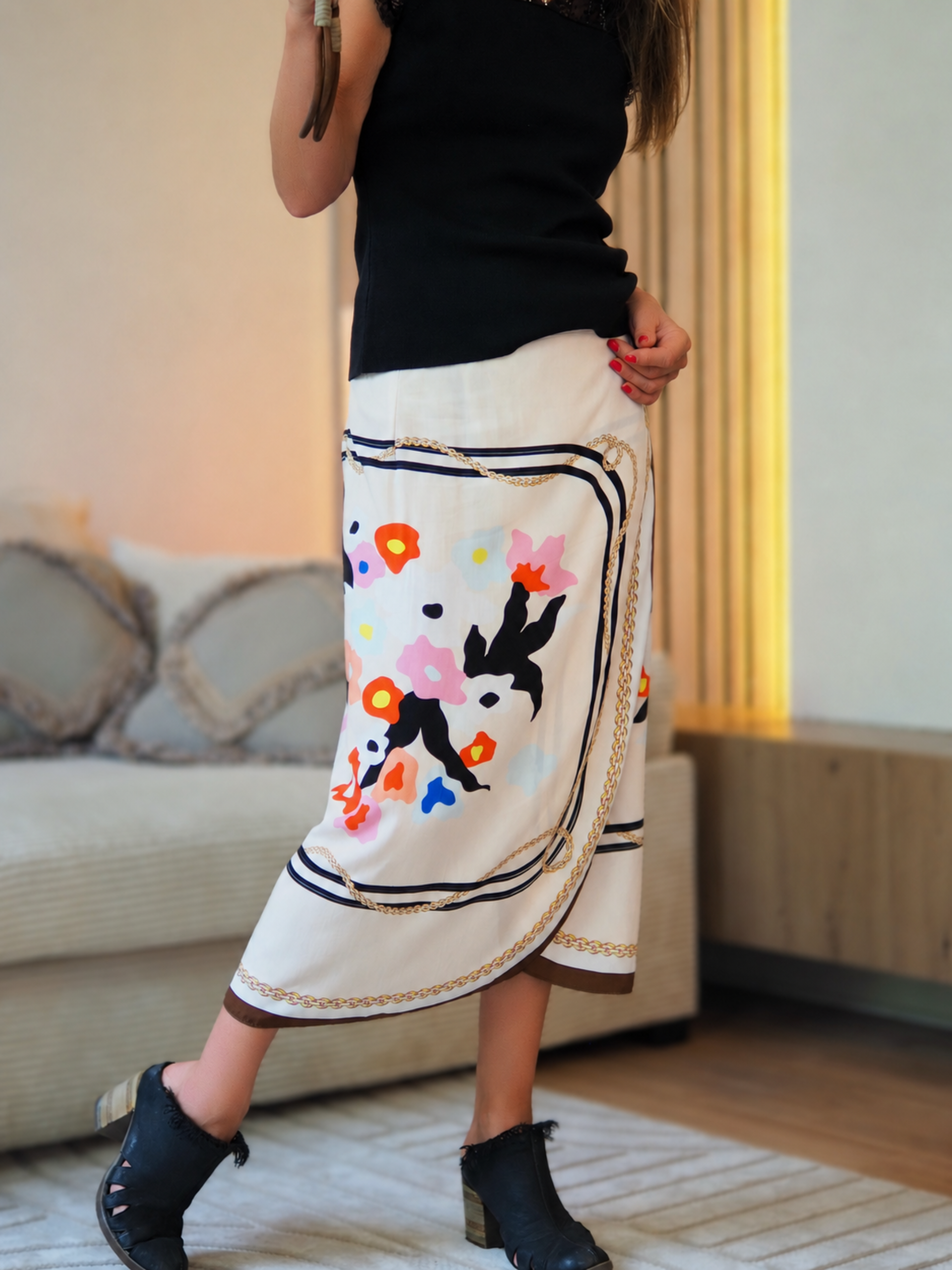 Taille unique convient du 36 au 42

Mesures : Longueur de la jupe ouverte 112cm.
Composition : 100% Viscose
Cathy mesure 1m66 fait un 36 et porte une taille unique.


Magnifique jupe portefeuille.