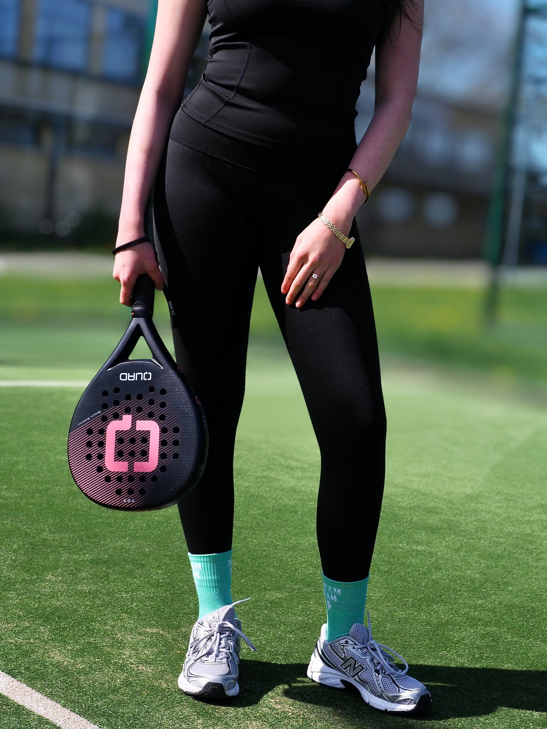 Taille S/36 M/38 L/40 XL/42

Composition : 82% Polyesthere&nbsp;18% Elasthane.
Yasmine mesure 1m66 fait un 38 et porte une taille M.


Jogging noir très doux, agréable à porter.