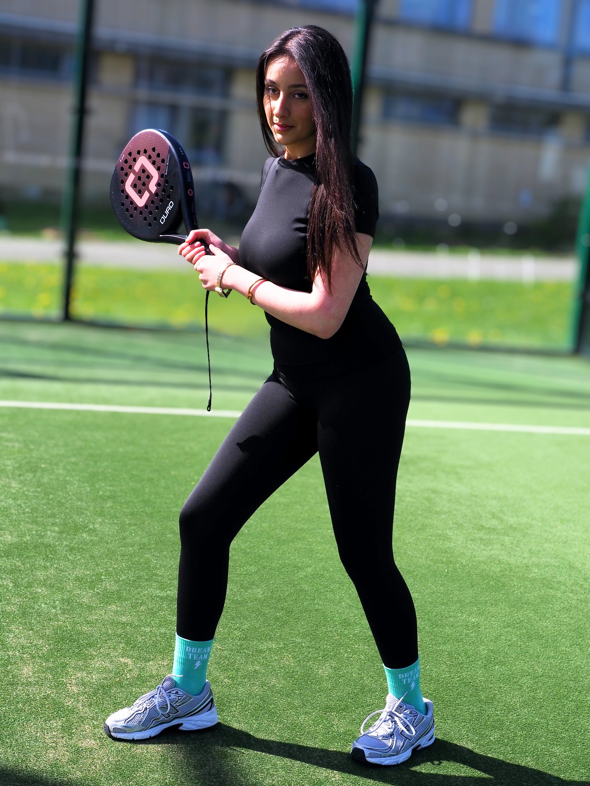 Taille S/36 M/38 L/40 XL/42

Composition : 82% Polyesthere&nbsp;18% Elasthane.
Yasmine mesure 1m66 fait un 38 et porte une taille M.


Jogging noir très doux, agréable à porter.