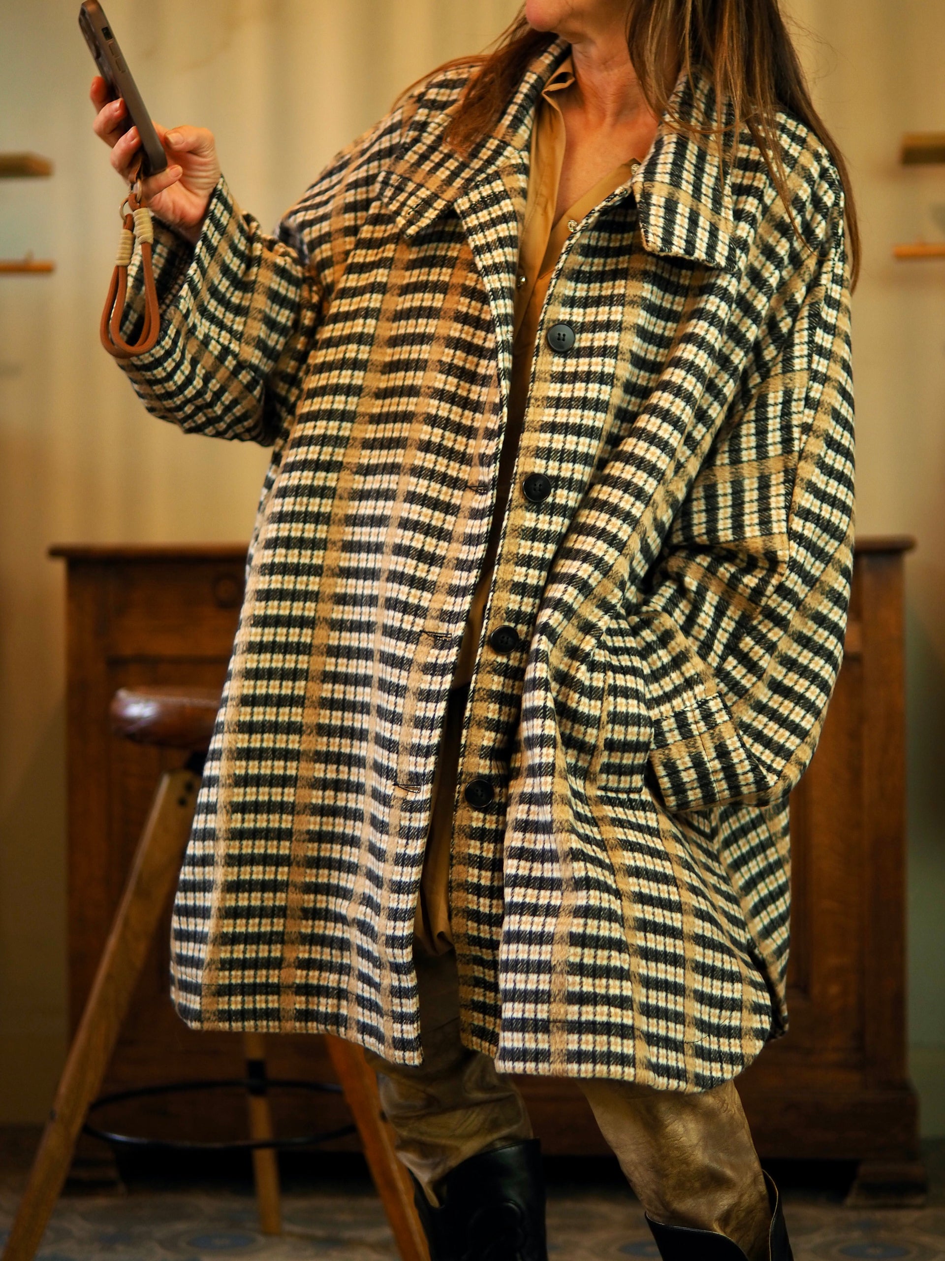 Manteau trés ample carreaux. Manches chauve-souris. Non doublé. 2 poches cotés.

Taille unique convient du 36 au 46 et plus.
100% Polyester.
Largeur dos 90cm Longueur dos 90cm.
