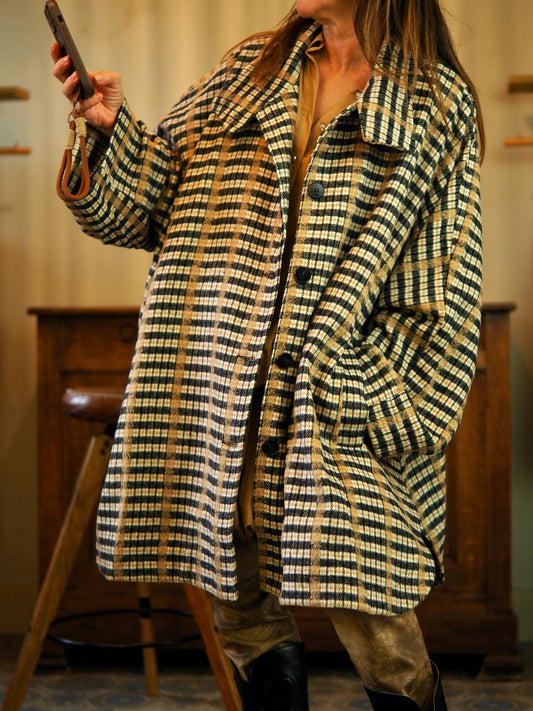 Manteau trés ample carreaux. Manches chauve-souris. Non doublé. 2 poches cotés.

Taille unique convient du 36 au 46 et plus.
100% Polyester.
Largeur dos 90cm Longueur dos 90cm.