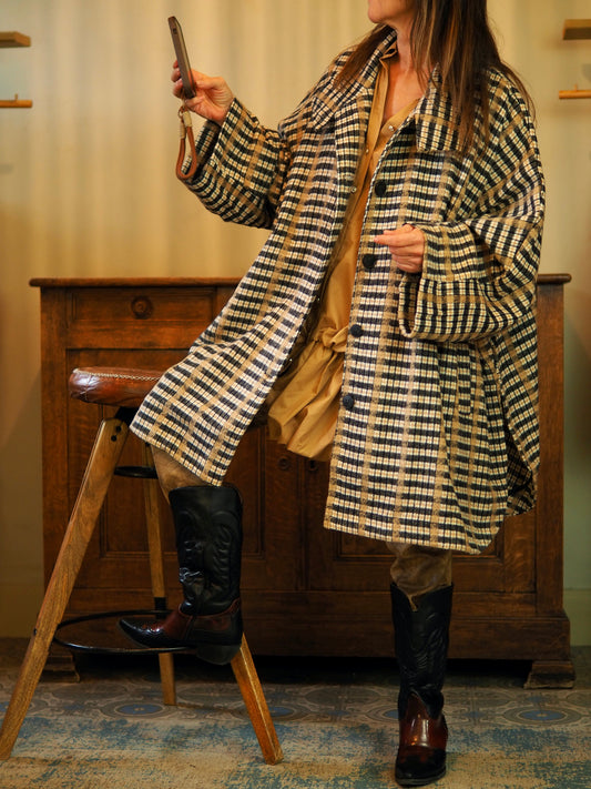 Manteau trés ample carreaux. Manches chauve-souris. Non doublé. 2 poches cotés.

Taille unique convient du 36 au 46 et plus.
100% Polyester.
Largeur dos 90cm Longueur dos 90cm.