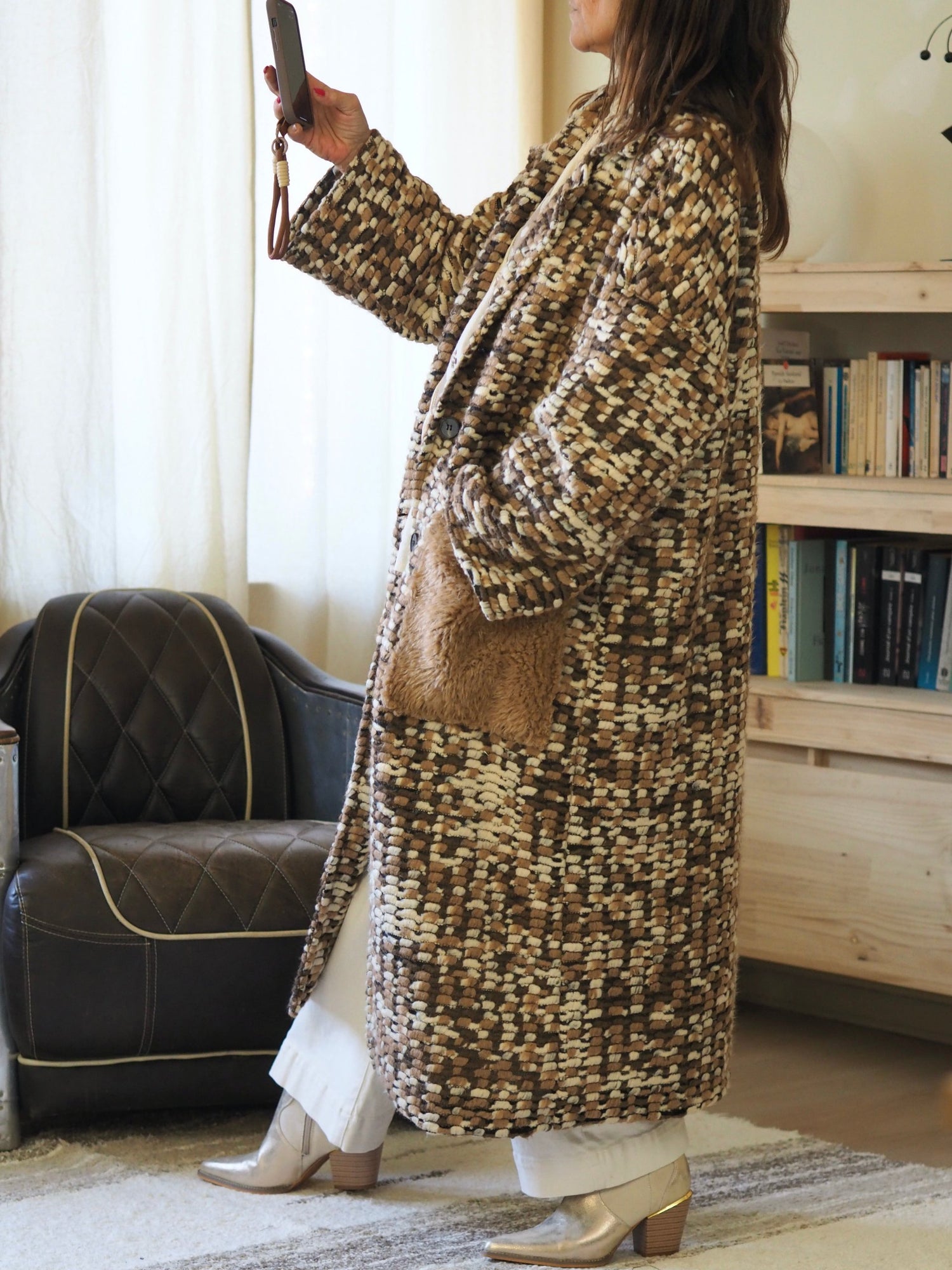 Magnifique manteau dans les tons beiges/camels. Doublé. 2 poches plates fourrures.

100% Polyesther.
Taille unique convient du 36 au 46.
Largeur dos 70cm Longueur dos 120cm.