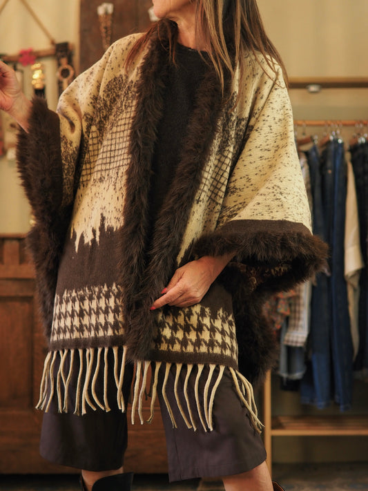 Manteau Cape dans les tons marrons avec doublures satinée fantaisie et fausse fourrure. Une trés belle pièce..

Taille unique convien du 36 au 46 et plus.
100% Polyesthere.