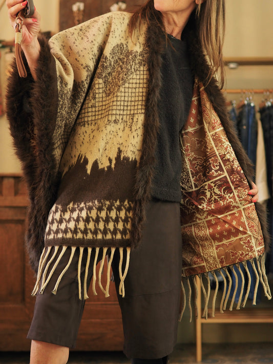 Manteau Cape dans les tons marrons avec doublures satinée fantaisie et fausse fourrure. Une trés belle pièce..

Taille unique convien du 36 au 46 et plus.
100% Polyesthere.