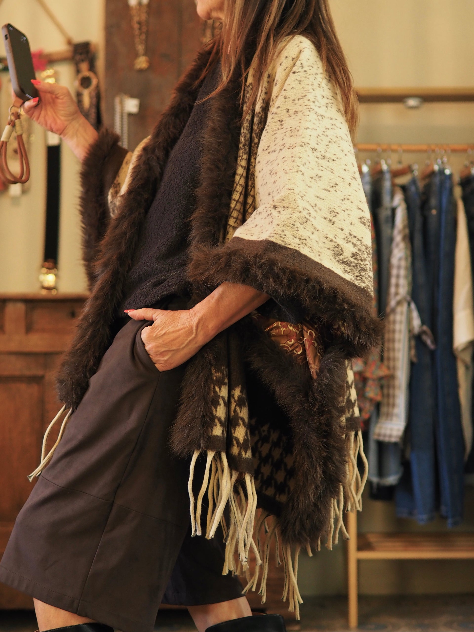 Manteau Cape dans les tons marrons avec doublures satinée fantaisie et fausse fourrure. Une trés belle pièce..

Taille unique convien du 36 au 46 et plus.
100% Polyesthere.