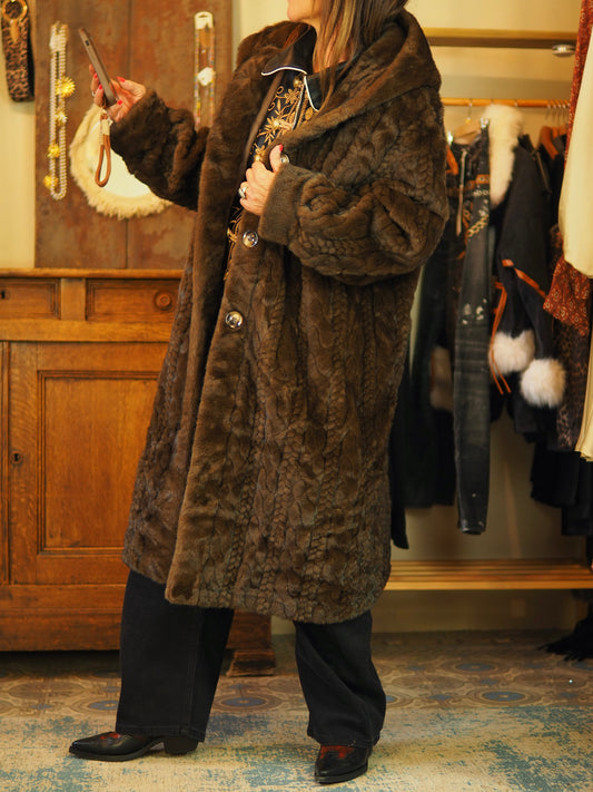 Magnifique manteau en fausse fourrure marron. Trés doux. Capuche. Doublé. Superbe imitation.

Taille unique convient du 36 au 42.
50% Viscose 28% Polyester 22% Nylon.
Tour de poitrine 128cm Longueur dos 110cm.