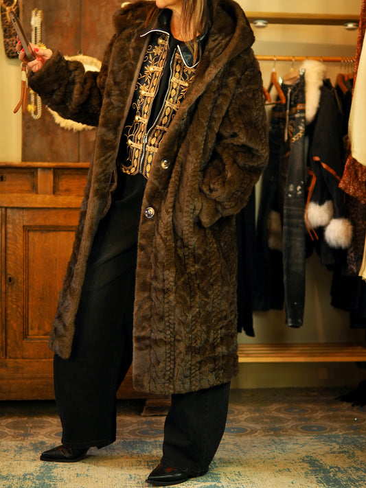 Magnifique manteau en fausse fourrure marron. Trés doux. Capuche. Doublé. Superbe imitation.

Taille unique convient du 36 au 42.
50% Viscose 28% Polyester 22% Nylon.
Tour de poitrine 128cm Longueur dos 110cm.