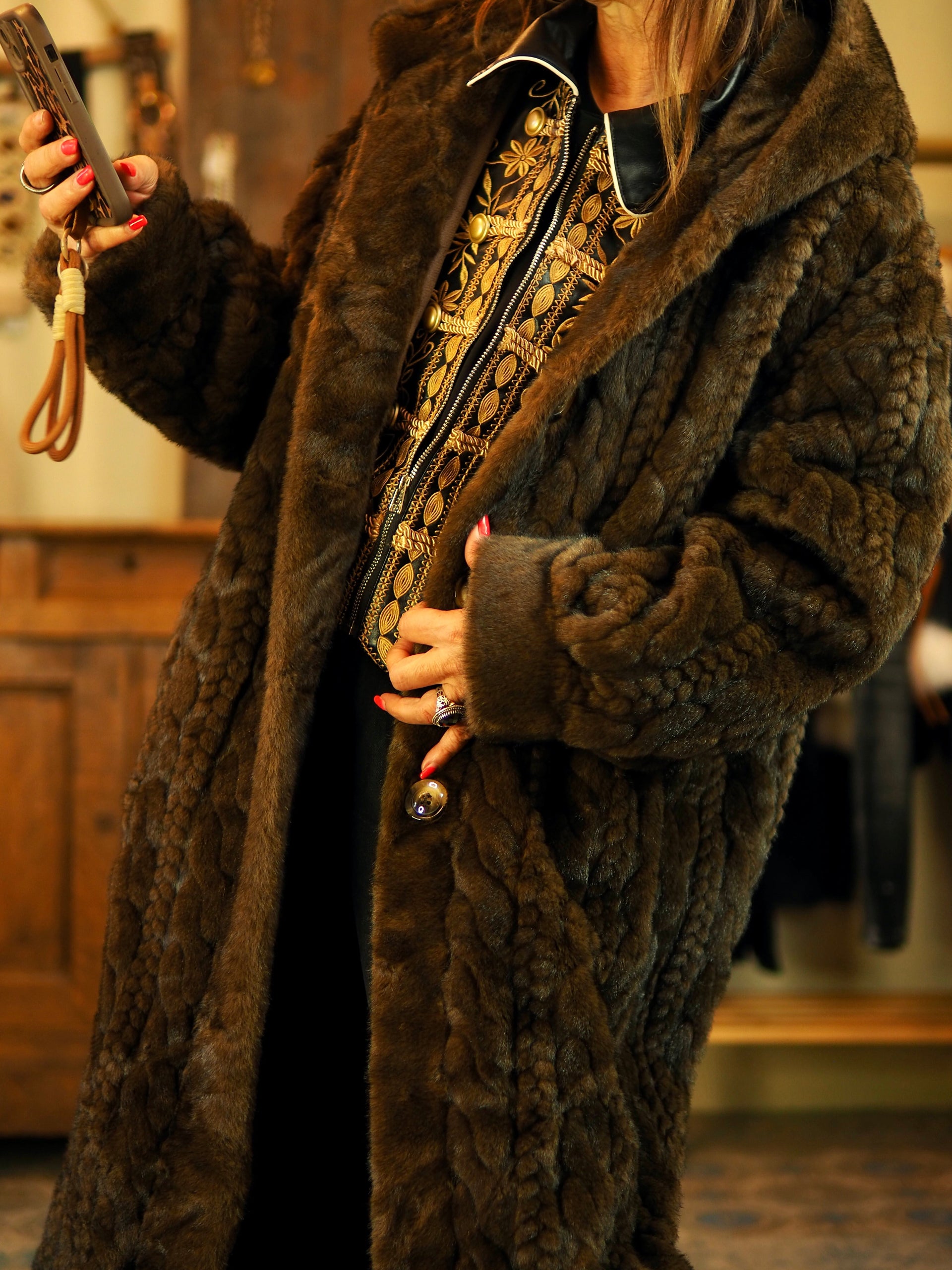 Magnifique manteau en fausse fourrure marron. Trés doux. Capuche. Doublé. Superbe imitation.

Taille unique convient du 36 au 42.
50% Viscose 28% Polyester 22% Nylon.
Tour de poitrine 128cm Longueur dos 110cm.
