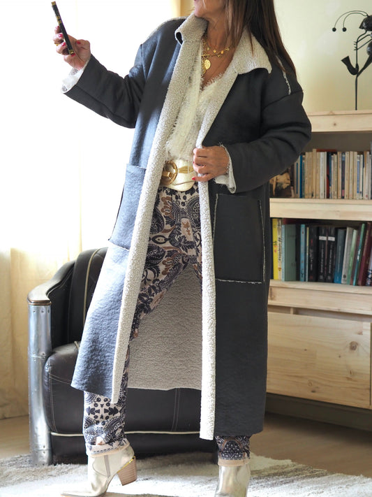 Manteau imitation peau retournée gris. Magnifique..

70% Polyester 30% Nylon.
Taille unique convient du 36 au 44.
Largeur dos 70cm.