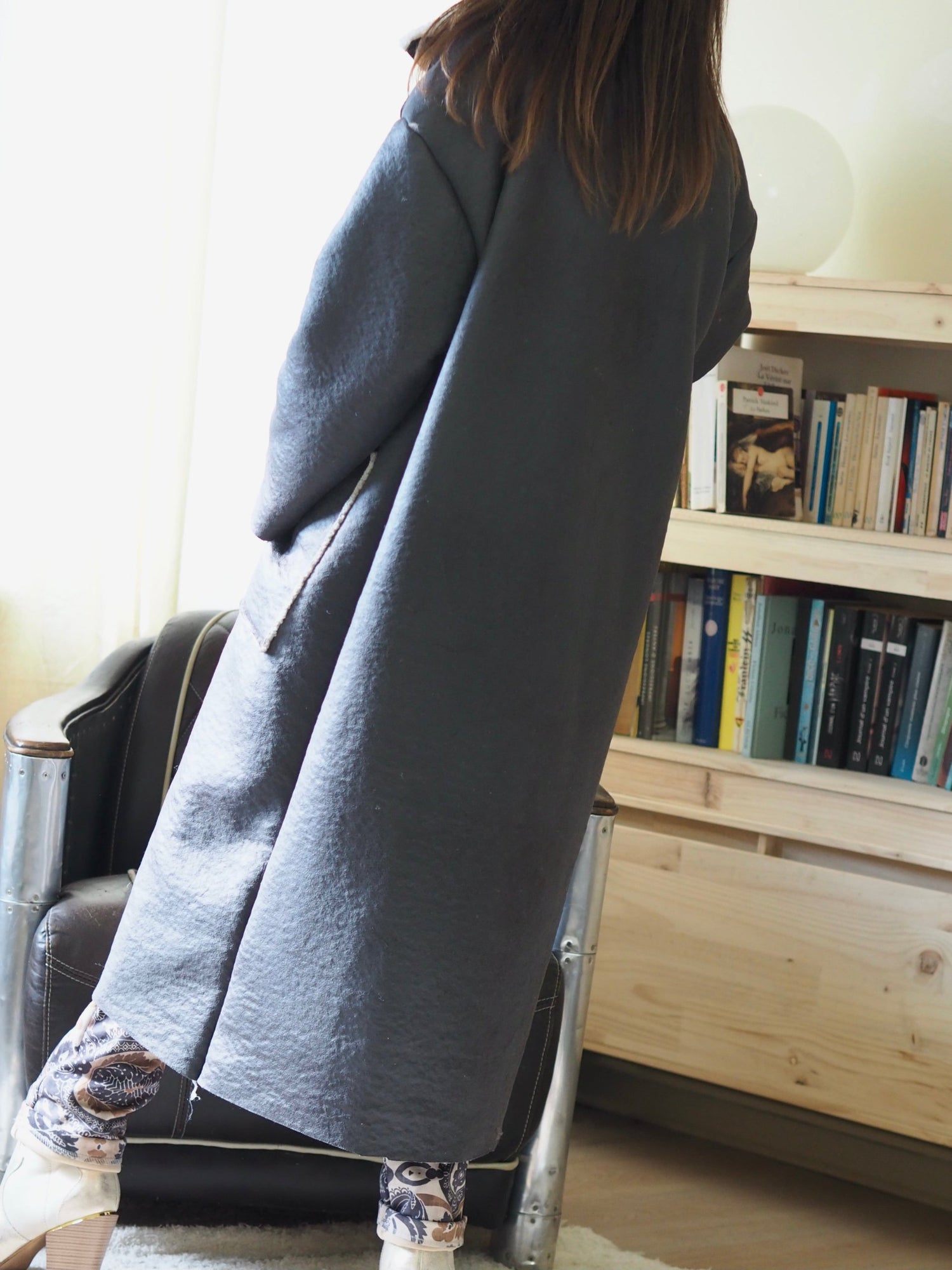 Manteau imitation peau retournée gris. Magnifique..

70% Polyester 30% Nylon.
Taille unique convient du 36 au 44.
Largeur dos 70cm.