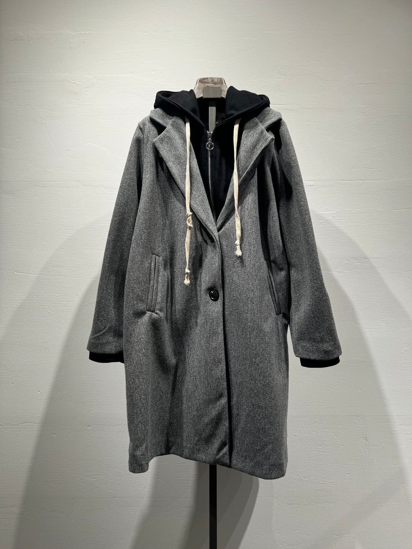 Manteau gris moyen légèrement chiné avec semblant sweat à capuche noir. 2 poches cotés. Non doublé.

100% Polyester.
Taille unique convient du 36 au 40.
 Tour de poitrine 112cm Longueur dos 95cm.