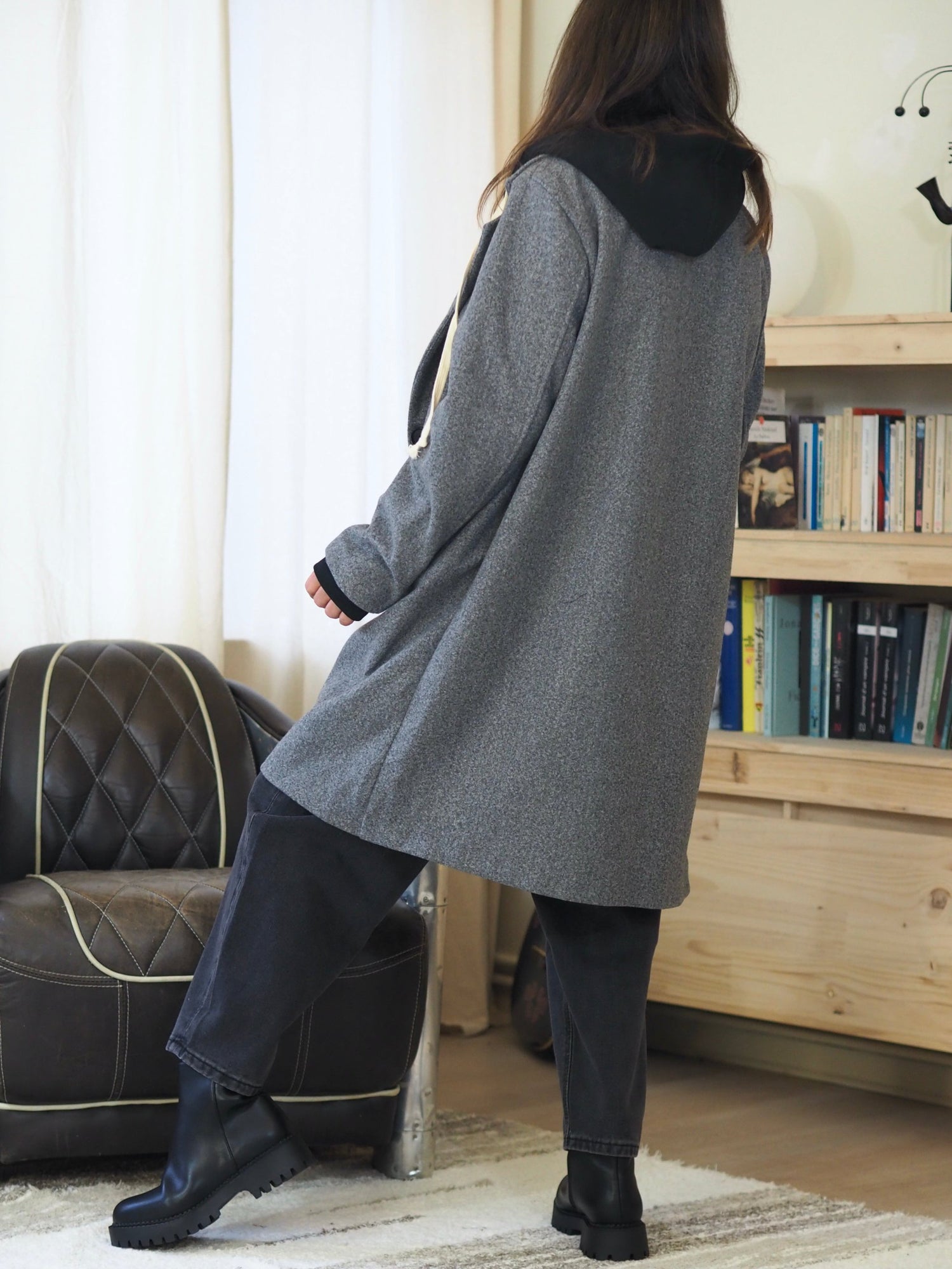 Manteau gris moyen légèrement chiné avec semblant sweat à capuche noir. 2 poches cotés. Non doublé.

100% Polyester.
Taille unique convient du 36 au 40.
 Tour de poitrine 112cm Longueur dos 95cm.