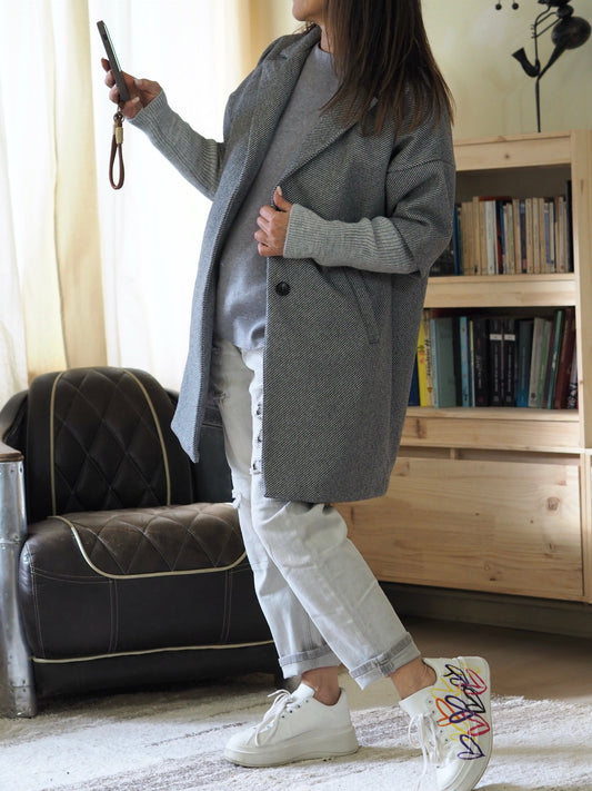 Manteau gris avec manchettes en tricot. Doublé.

100% Polyester.
Taille unique convient du 36 au 40.
Largeur dos 60cm Longueur dos 87cm.