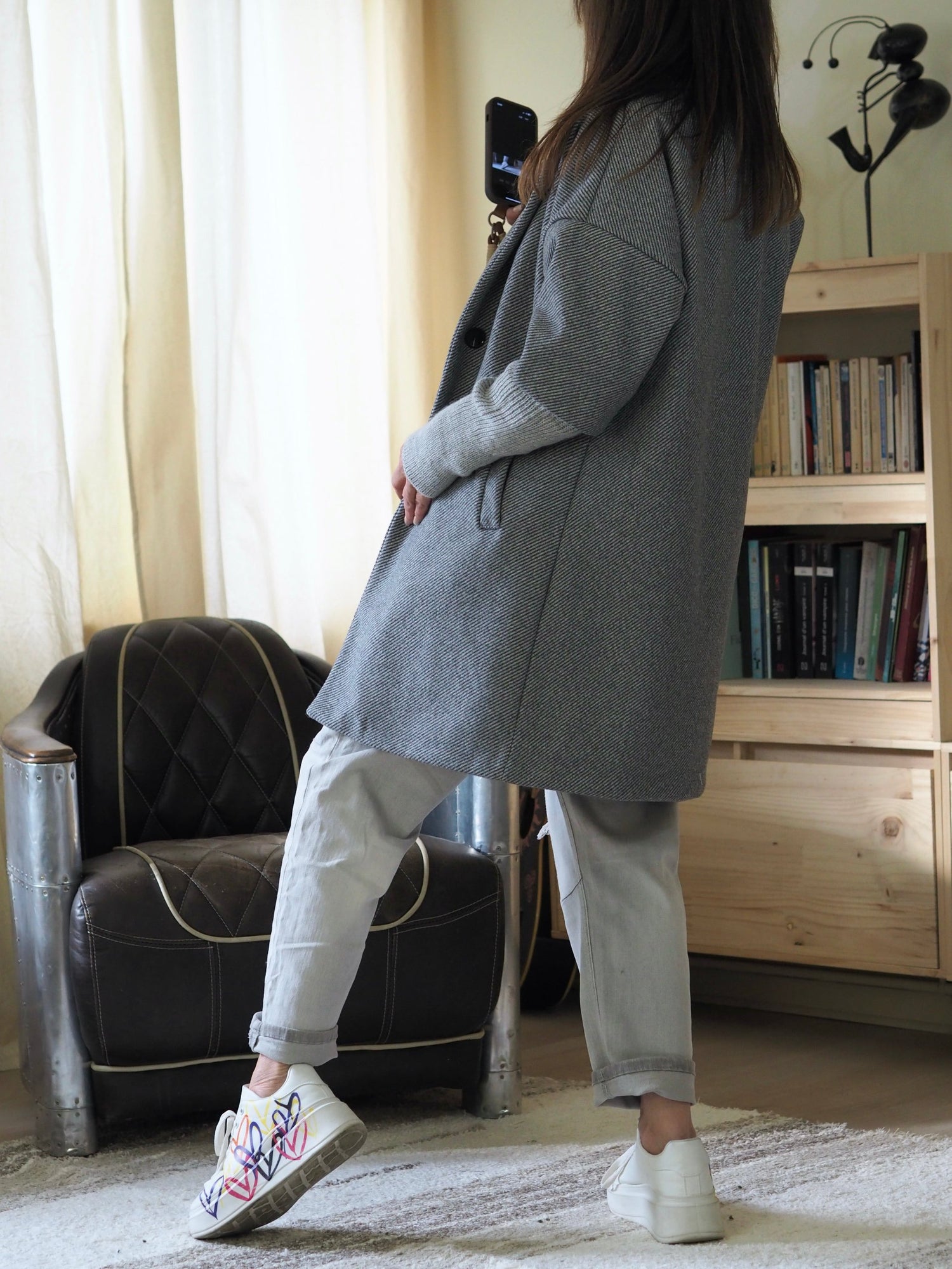 Manteau gris avec manchettes en tricot. Doublé.

100% Polyester.
Taille unique convient du 36 au 40.
Largeur dos 60cm Longueur dos 87cm.