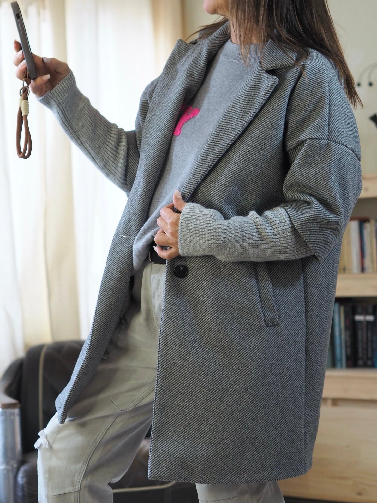 Manteau gris avec manchettes en tricot. Doublé.

100% Polyester.
Taille unique convient du 36 au 40.
Largeur dos 60cm Longueur dos 87cm.