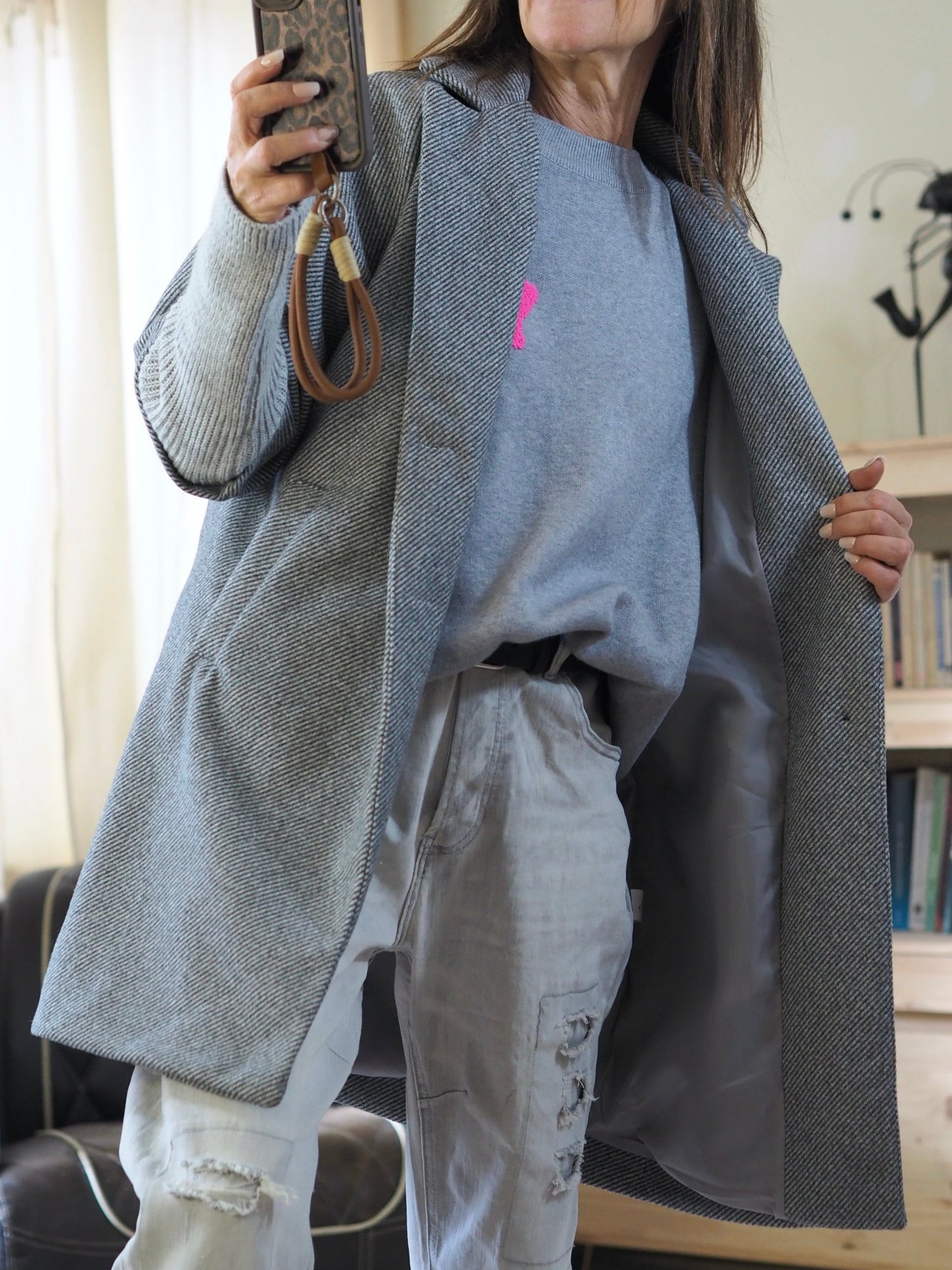 Manteau gris avec manchettes en tricot. Doublé.

100% Polyester.
Taille unique convient du 36 au 40.
Largeur dos 60cm Longueur dos 87cm.