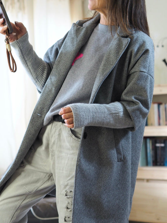 Manteau gris avec manchettes en tricot. Doublé.

100% Polyester.
Taille unique convient du 36 au 40.
Largeur dos 60cm Longueur dos 87cm.