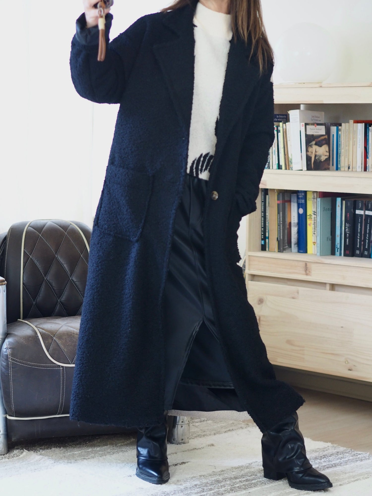 Long manteau bouclettes noir, dos écru avec inscriptions. Doublé.

70% Polyester 30% Nylon.
Taille unique convient du 36 au 44.
Largeur dos 69cm Longueur dos 128cm.