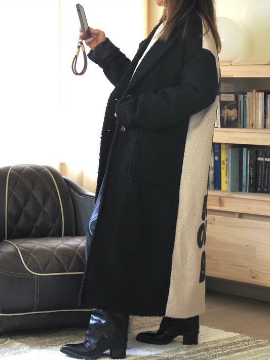 Long manteau bouclettes noir, dos écru avec inscriptions. Doublé.

70% Polyester 30% Nylon.
Taille unique convient du 36 au 44.
Largeur dos 69cm Longueur dos 128cm.