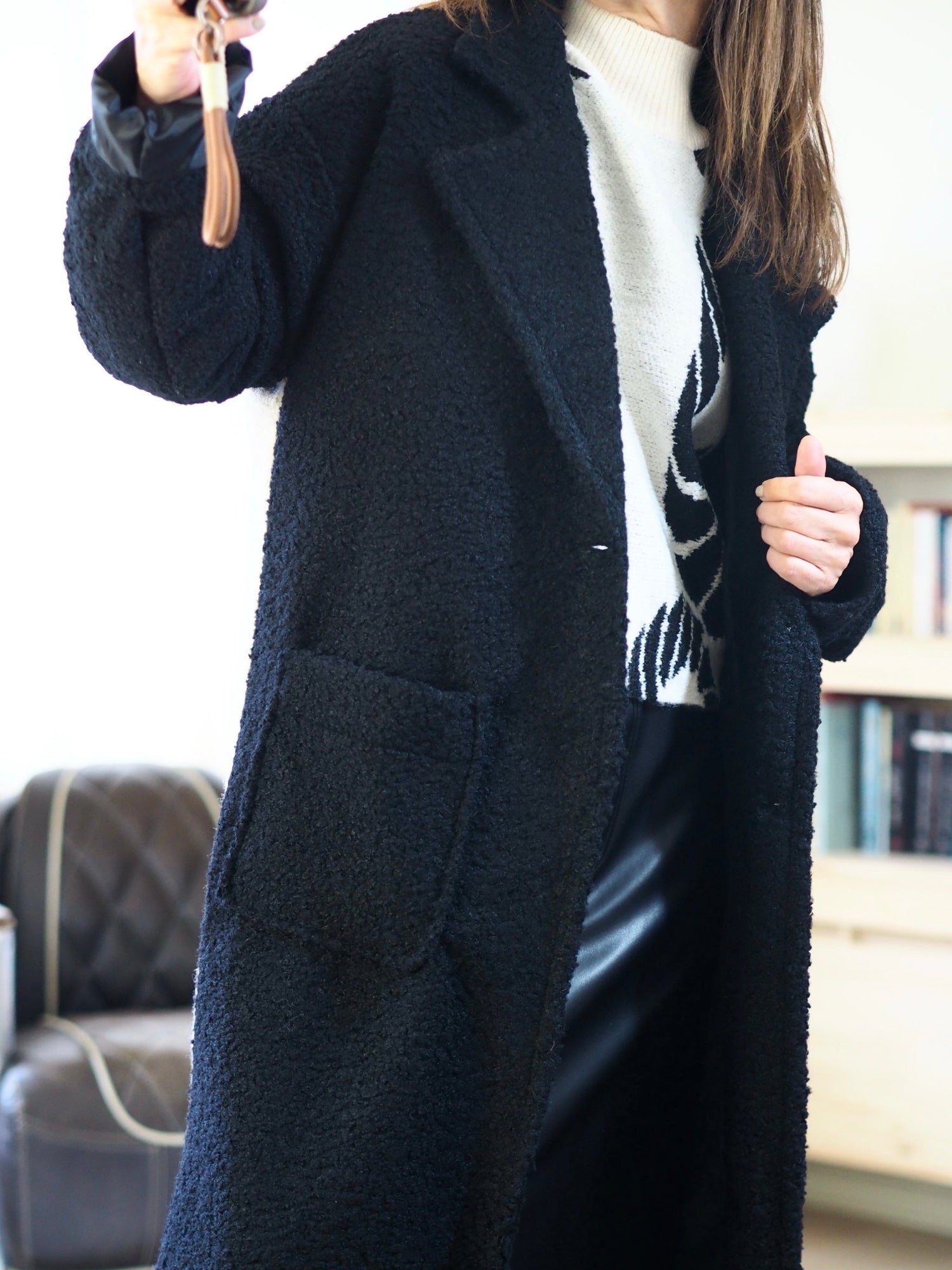 Long manteau bouclettes noir, dos écru avec inscriptions. Doublé.

70% Polyester 30% Nylon.
Taille unique convient du 36 au 44.
Largeur dos 69cm Longueur dos 128cm.