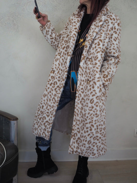 Manteau doudou leopard beige et camel. Très doux et confortable.  100% Polyester. Taille unique convient du 36 au 40.